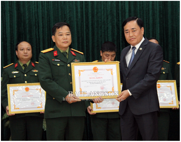 Đồng chí Hồ Tiến Thiệu, Phó Chủ tịch UBND tỉnh trao bằng khen cho đại diện các tập thể