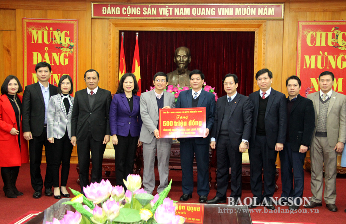 Bắc Ninh trao 500 triệu đồng ủng hộ người nghèo trên địa bàn tỉnh Lạng Sơn