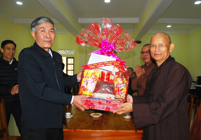 Đoàn trao quà Tết tới BTS Phật giáo tỉnh