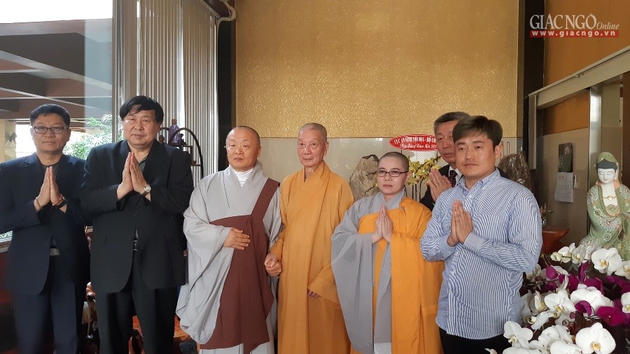 Đoàn Phật giáo Hàn Quốc chụp ảnh lưu niệm tại chùa Huê Nghiêm - Ảnh: CTV