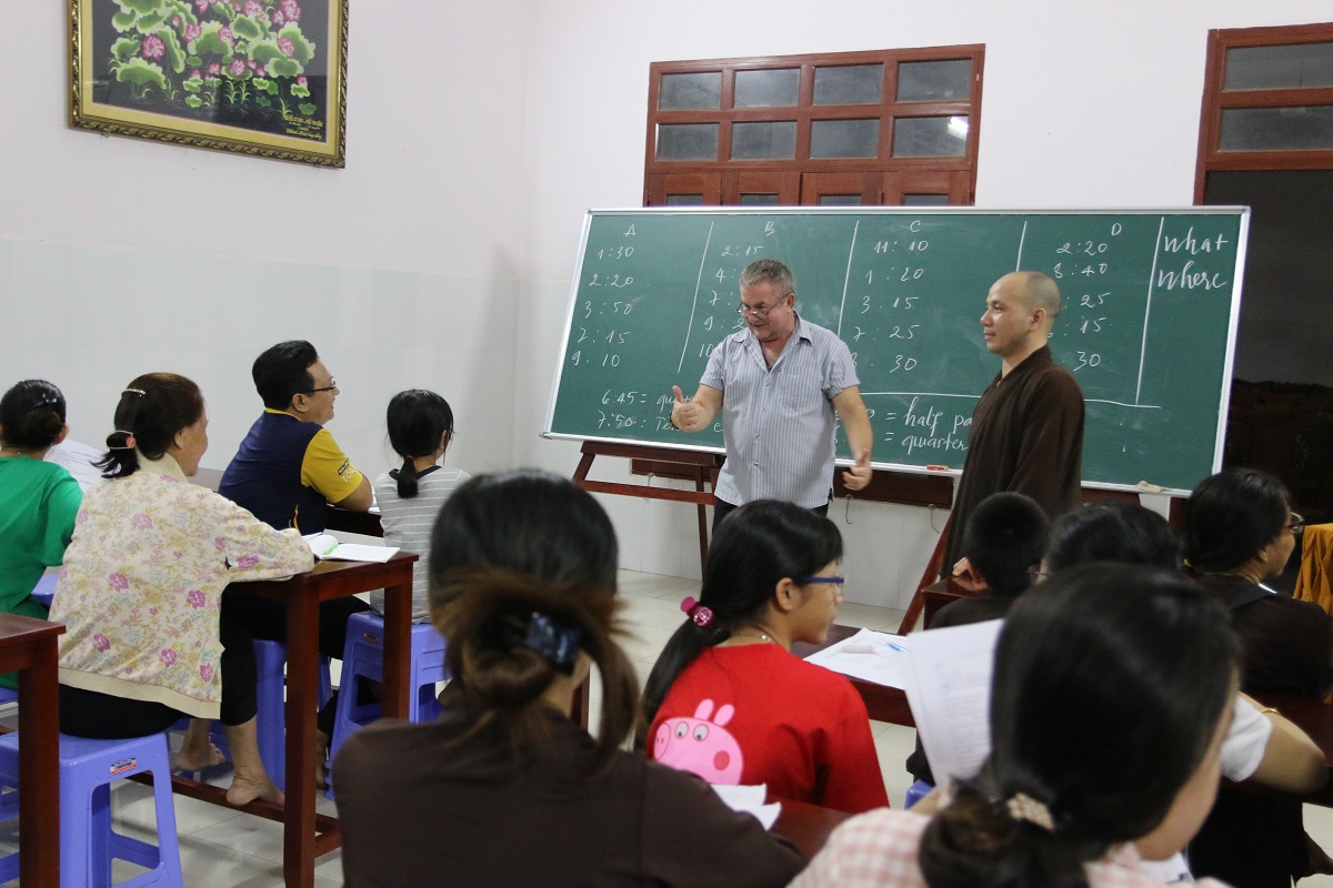 Tới chùa Từ Quang học tiếng Anh miễn phí