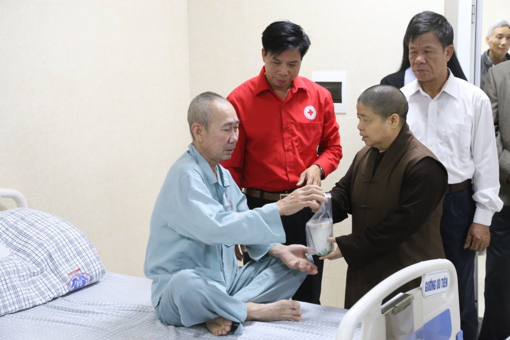 Bệnh viện Đa khoa tỉnh Phú Thọ: Ấm lòng 'nồi cháo nghĩa tình' sẻ chia với người bệnh khó khăn