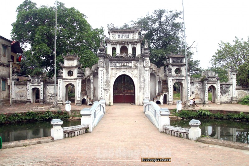 Nghi môn chùa Bối hay còn gọi là Ngũ Không môn được xây dựng hoàn toàn bằng gạch, bao gồm 5 cổng phân chia không gian ước lệ như một chiếc cổng làng.