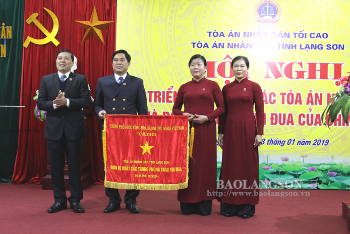 Tòa án Nhân dân tỉnh đón nhận Cờ thi đua của Chính phủ