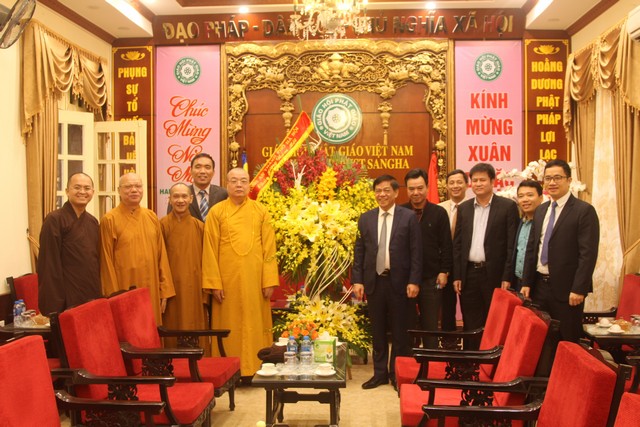 Thiếu tướng Đoàn Duy Khương,cùng  đoàn CATP Hà Nội tặng lẵng hoa chúc Tết TƯ GHPGVN