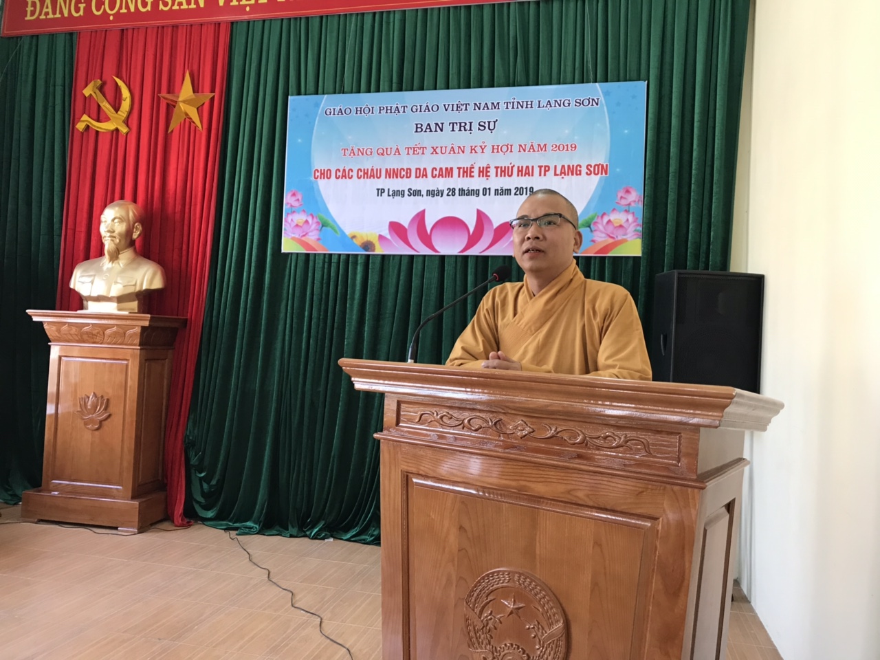 Lạng Sơn: Phật giáo tỉnh tặng quà Tết cho các nạn nhân da cam thành phố