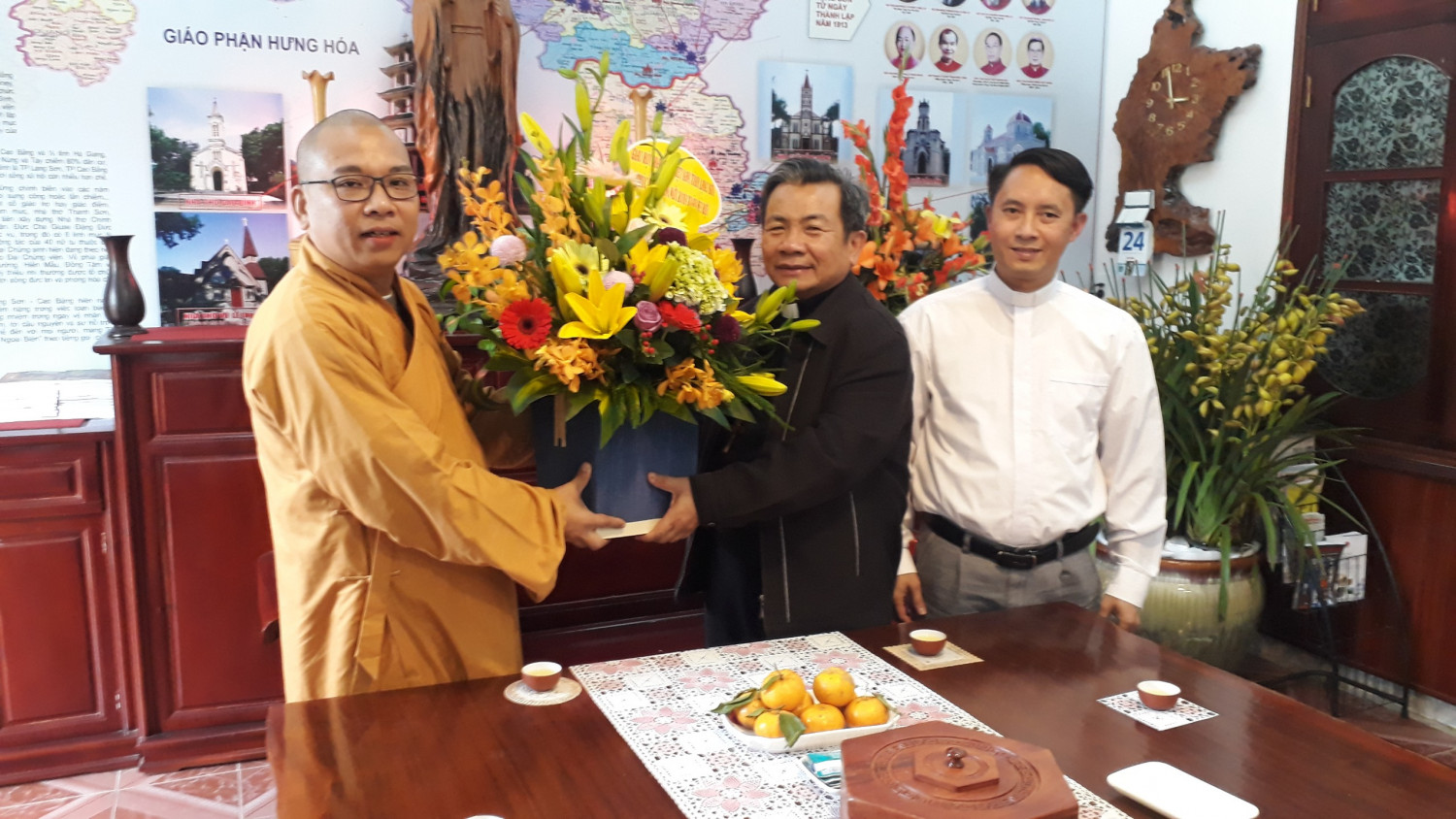 Ban Trị sự Phật giáo tỉnh chúc Tết Tòa giám mục Lạng Sơn