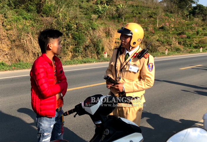Cán bộ Phòng Cảnh sát giao thông, Công an tỉnh Lạng Sơn kiểm tra hành chính đối với lái xe mô tô trên quốc lộ 1A