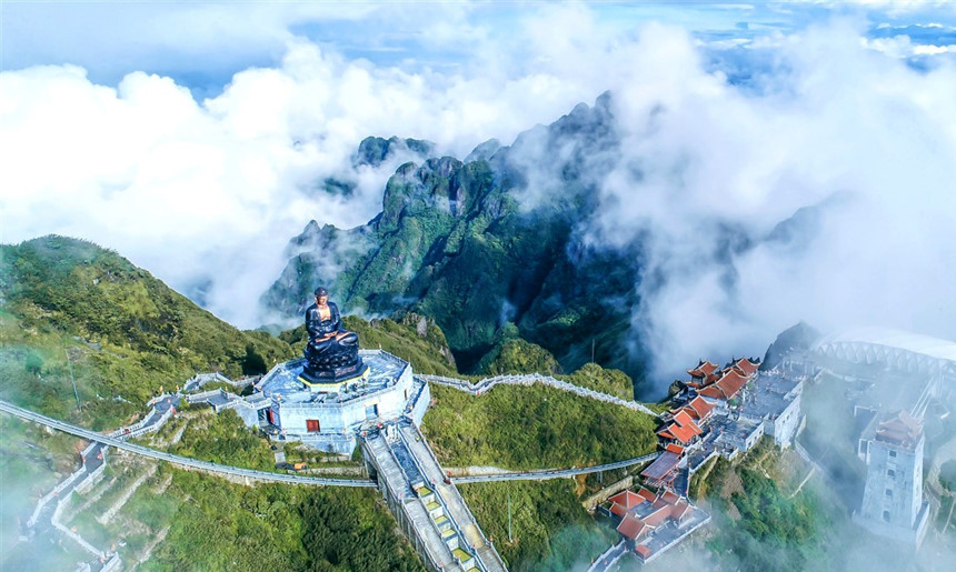 Ngắm dáng chùa Việt ẩn trong dáng núi, đẹp kỳ ảo giữa chốn mây bồng Fansipan