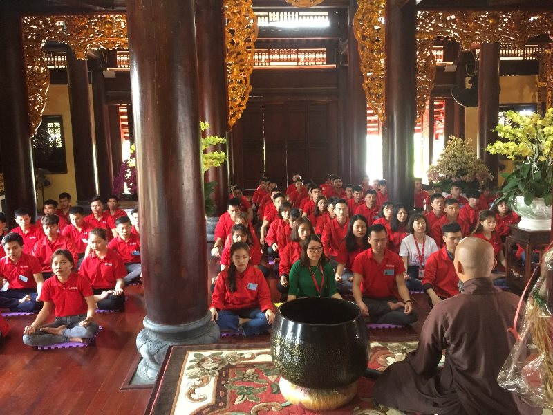 Thầy trụ trì chùa chia sẻ những điều cần thiết khi đến nước ngoài lao động với học viên