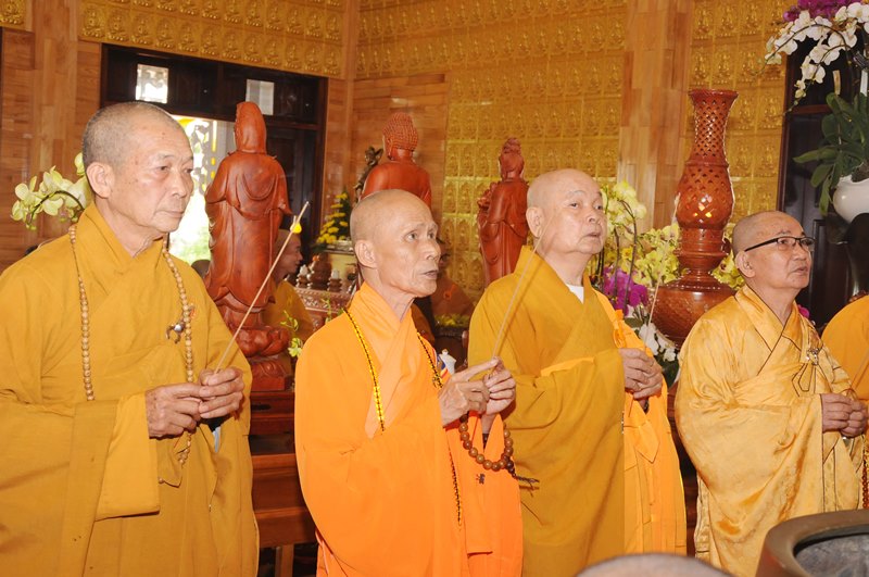 Chư Tôn giáo phẩm niêm hương bạch Phật
