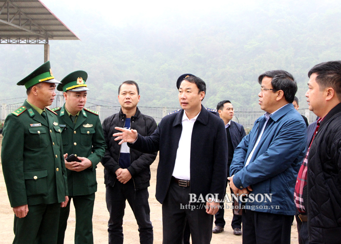 Đồng chí Nguyễn Công Trưởng, Phó Chủ tịch UBND tỉnh kiểm tra tại mốc 1039 khu vực cửa khẩu Bình Nghi