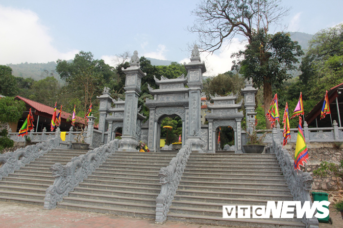 Những vật báu không được xem và lịch sử nước Việt trong ngôi đền thần bí ở núi Tản