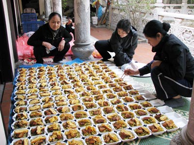 Những bữa ăn từ thiện của chùa Linh Sơn Thanh Nhàn