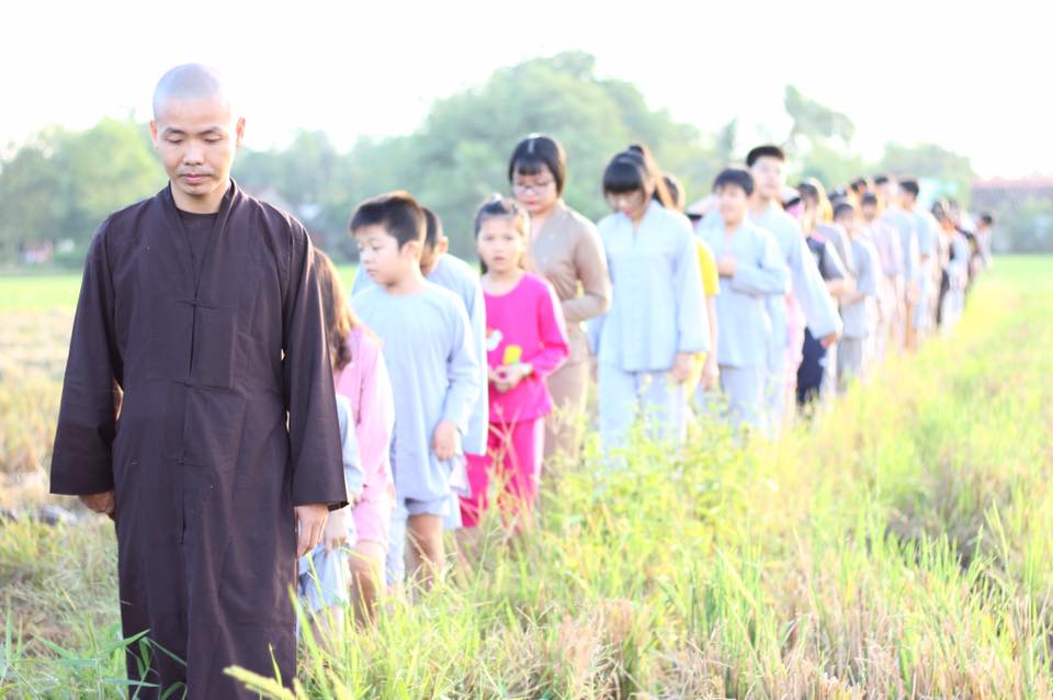 ĐĐ.Thích Minh Thạnh hướng dẫn các bạn trẻ tham dự khóa tu "thiền hành" lội ruộng - Ảnh: Mộc Nguyễn