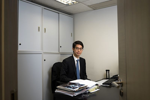 Alex Shih trong văn phòng tại Hong Kong - Ảnh: Bloomberg