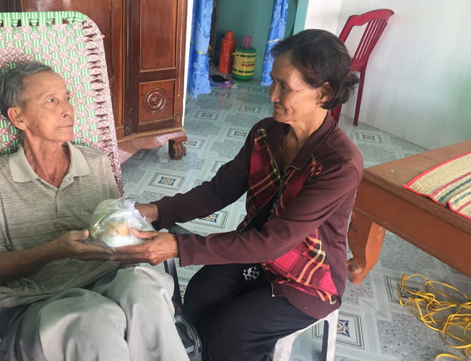 Mỗi ngày bà Dung (phải) đều mang cơm trao tận tay các cụ già neo đơn