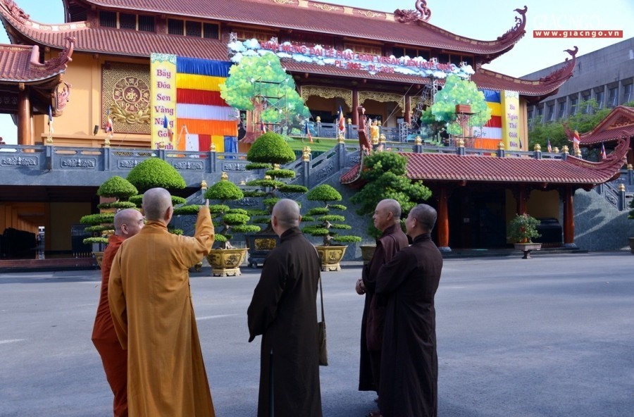 Hòa thượng cùng chư tôn đức thị sát lễ đài Phật đản tại Việt Nam Quốc Tự - Ảnh: Bảo Toàn