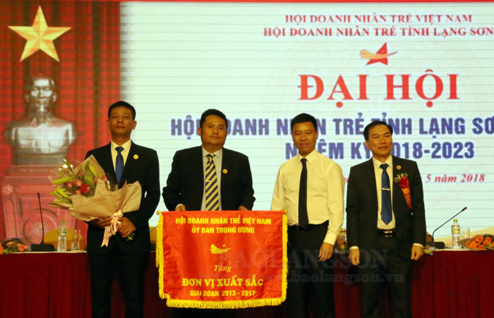 Hội Doanh nhân trẻ Lạng Sơn được Trung ương Hội Doanh nhân trẻ Việt Nam tặng cờ thi đua xuất sắc