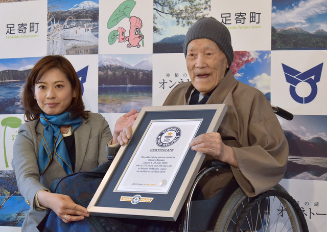 Cụ ông Masazo Nonaka nhận danh hiệu người sống thọ nhất (nam giới) thế giới từ tổ chức Kỷ lục Guinness Thế giới ngày 10-4-2018 - Ảnh: GUINNESS WORLD RECORDS