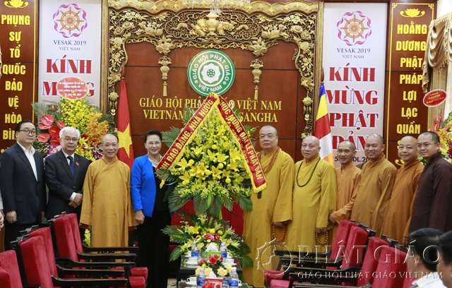 Chủ tịch Quốc hội Nguyễn Thị Kim Ngân chúc mừng Giáo hội Phật giáo Việt Nam. Ảnh: Thanh Hải