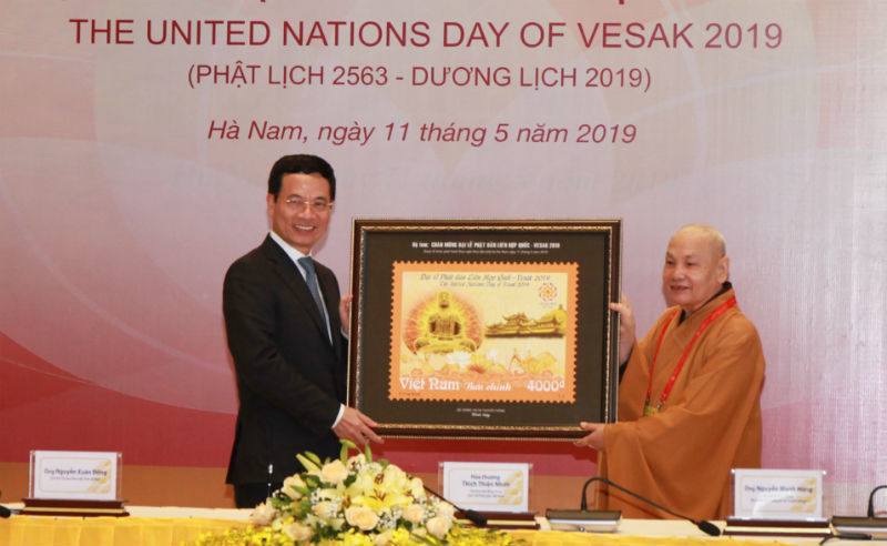 Bộ trưởng Bộ Thông tin và Truyền thông Nguyễn Mạnh Hùng trao bộ tem bưu chính “Chào mừng Đại lễ Phật đản Liên Hợp Quốc - Vesak 2019” cho đại diện Hội Phật giáo Việt Nam