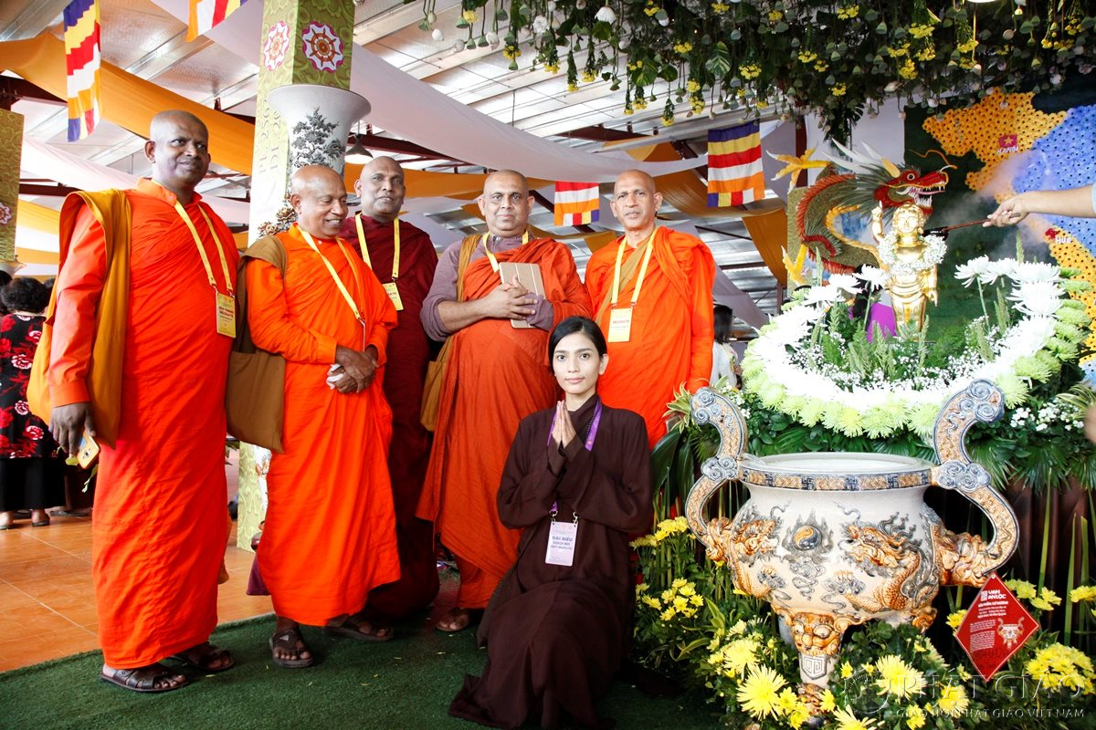 Cô cũng một lòng hướng tới và thực hiện các điều tam quy ngũ giới của Phật tử với giáo lý Phật giáo.