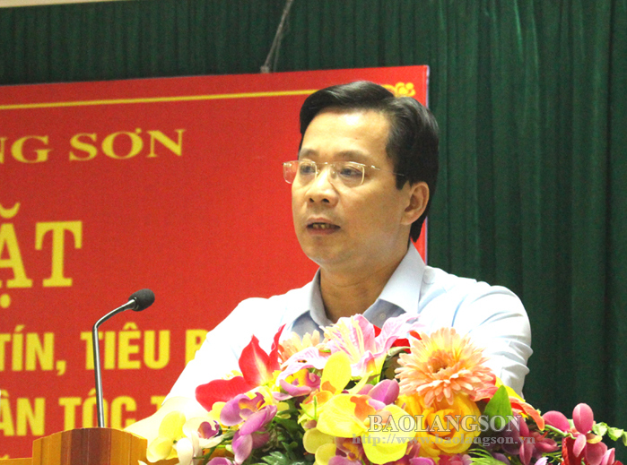 Đồng chí Hoàng Văn Nghiệm, Phó Bí thư Thường trực Tỉnh uỷ, Chủ tịch HĐND tỉnh phát biểu tại buổi gặp mặt