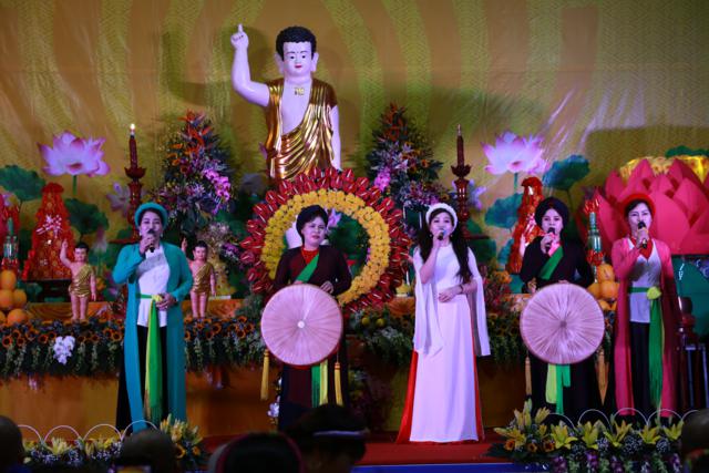 Hà Nội: Phật giáo quận Long Biên tổ chức đêm văn nghệ kính mừng Phật đản PL.2563