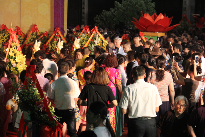 Hàng nghìn người tham dự Đại lễ Phật đản tại Chùa Thành