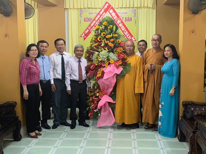 Tỉnh ủy Tiền Giang thăm, chúc mừng Phật đản