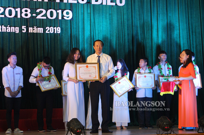 Đồng chí Phạm Ngọc Thưởng, Chủ tịch UBND tỉnh tặng Bằng khen của UBND tỉnh cho học sinh có thành tích xuất sắc năm học 2018 – 2019