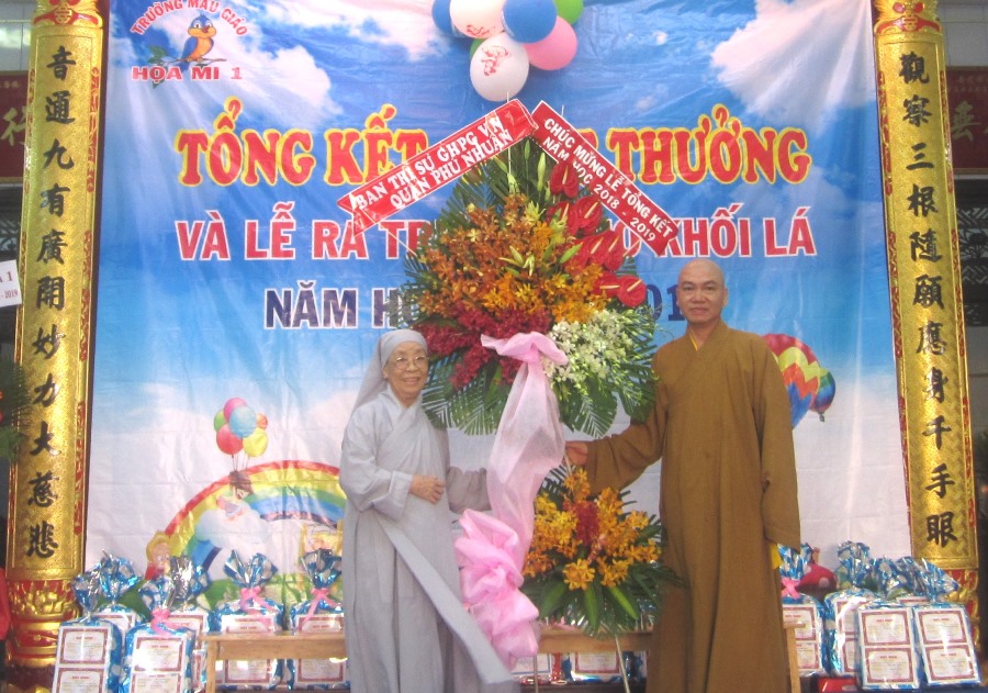Đại diện BTS Phật giáo Q.Phú Nhuận tặng hoa chúc mừng