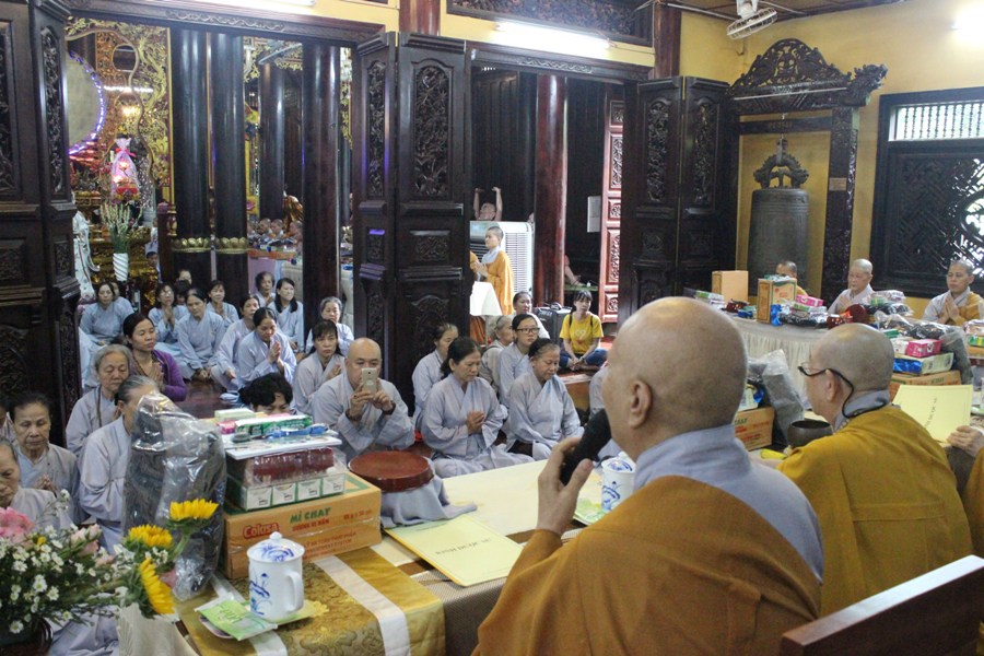 TP.HCM: Phật tử cúng dường trường hạ chùa Sùng Đức