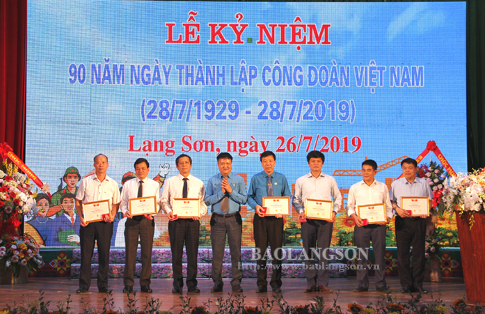 Đại diện lãnh đạo Tổng LĐLĐ Việt Nam trao kỷ niệm chương vì sự nghiệp xây dựng tổ chức công đoàn cho 10 cá nhân