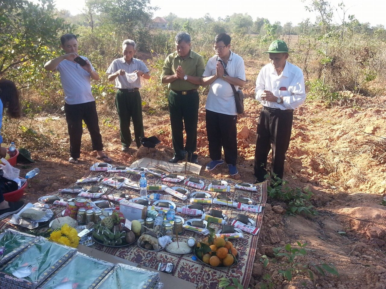 Các đồng đội của ba chị Huỳnh Thanh Bình cùng quay lại chiến trường xưa ở Salavan, Lào. (Ảnh: NVCC)