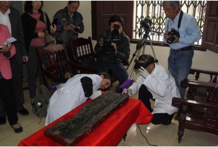 PGS.TS Nguyễn Lân Cường, chuyên gia khảo cổ hàng đầu Việt Nam (quần áo trắng bên phải) rất tích cực nghiên cứu ngôi mộ này.