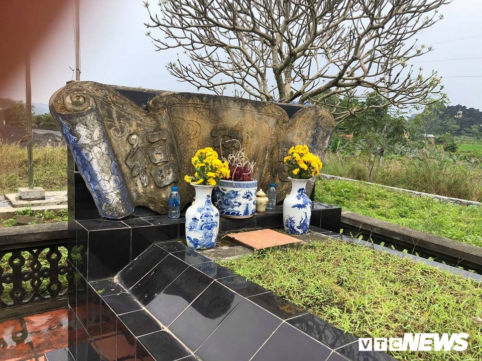 Ngôi mộ được một nhà tâm linh coi là mộ của cụ Nguyễn Bỉnh Khiêm, hiện ở xã Liên Khê, Thủy Nguyên, Hải Phòng.