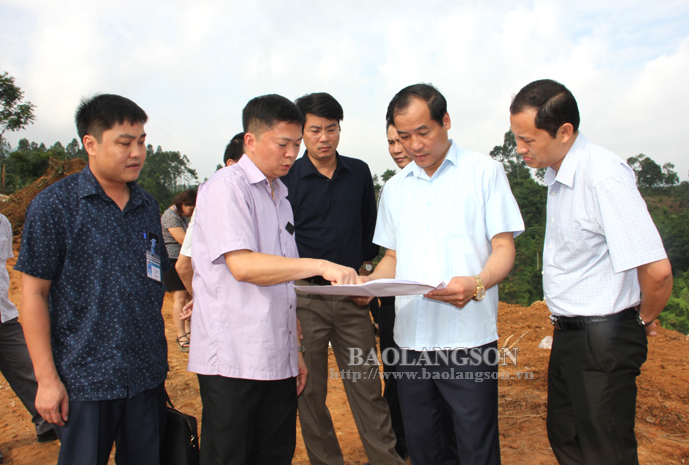 Đoàn công tác của tỉnh do đồng chí Dương Xuân Huyên, Phó Chủ tịch UBND tỉnh làm trưởng đoàn kiểm tra thực tế tại công trường xây dựng Đền thờ Chi Lăng
