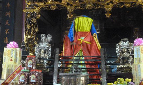 Chiếc ngai được thờ trang trọng trong gian nhà Thánh tại chùa Keo.