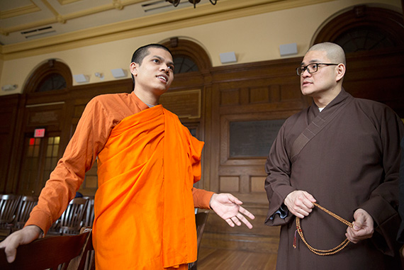 Sư Sraman (trái ), người Bangladesh đang trò chuyện tại Harvard với thầy Seng Yen Yeap, một vị Tăng đến từ Hồng Kông
