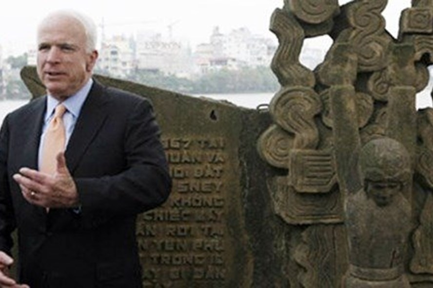 Thượng Nghị sỹ Mỹ John McCain thăm lại tượng phù điêu bên hồ Trúc Bạch, nơi máy bay của ông từng bị rơi năm 1967. Ảnh: Reuters