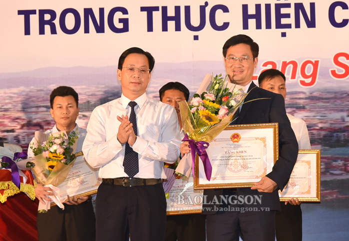 Đồng chí Hoàng Văn Nghiệm, Phó Bí thư Thường trực Tỉnh ủy, Chủ tịch HĐND tỉnh tặng hoa các doanh nghiệp ủng hộ xây dựng nông thôn mới năm 2019
