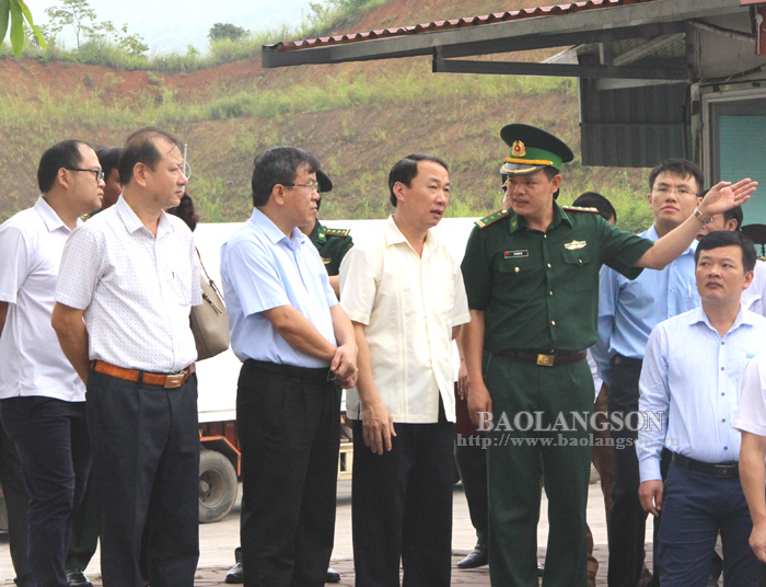 Đồng chí Nguyễn Công Trưởng, Phó Chủ tịch UBND tỉnh cùng đoàn kiểm tra thực tế tại khu vực Cửa khẩu Quốc tế Hữu Nghị