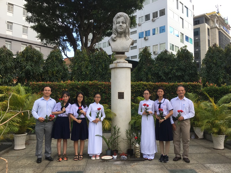 PGS.TS Nguyễn Thiện Tống (bìa phải) và các em học sinh tại tượng đài liệt nữ Quách Thị Trang sáng nay, 25-8 - Ảnh: CTV