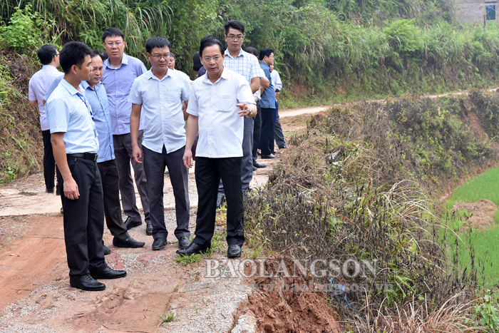 Đoàn công tác của HĐND tỉnh kiểm tra công trình giao thông nông thôn ở xã Nhượng Bạn