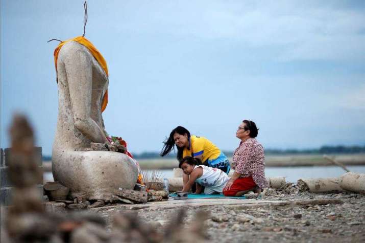 Bức tượng không đầu tại ngôi chùa bất ngờ xuất hiện sau hạn hán. Nguồn: reuters.com