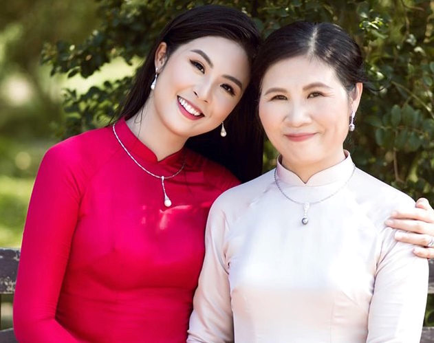Hoa hậu Ngọc Hân cùng mẹ ngày Vu Lan