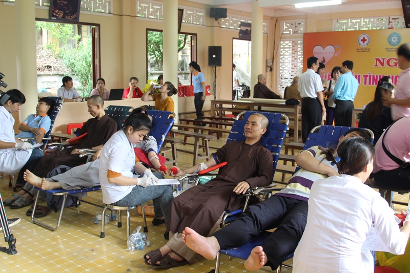 Hơn 200 tình nguyện viên là các Tăng Ni, Phật tử tham gia hiến máu