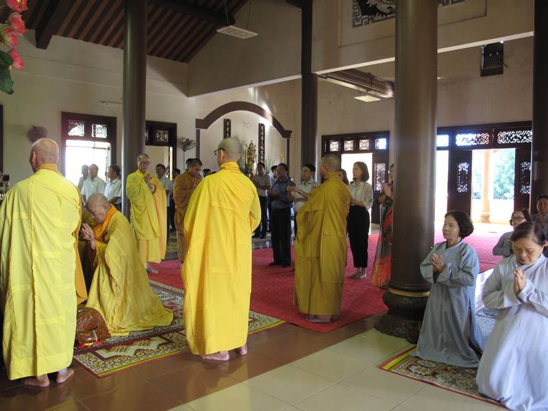 Nghi thức niêm hương, bạch Phật tại buổi lễ
